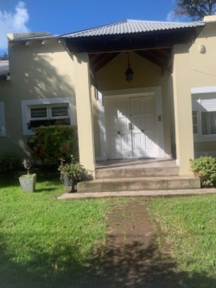 IMPORTANTE CASA SOBRE 3 LOTES -INMEJORABLE UBICACION