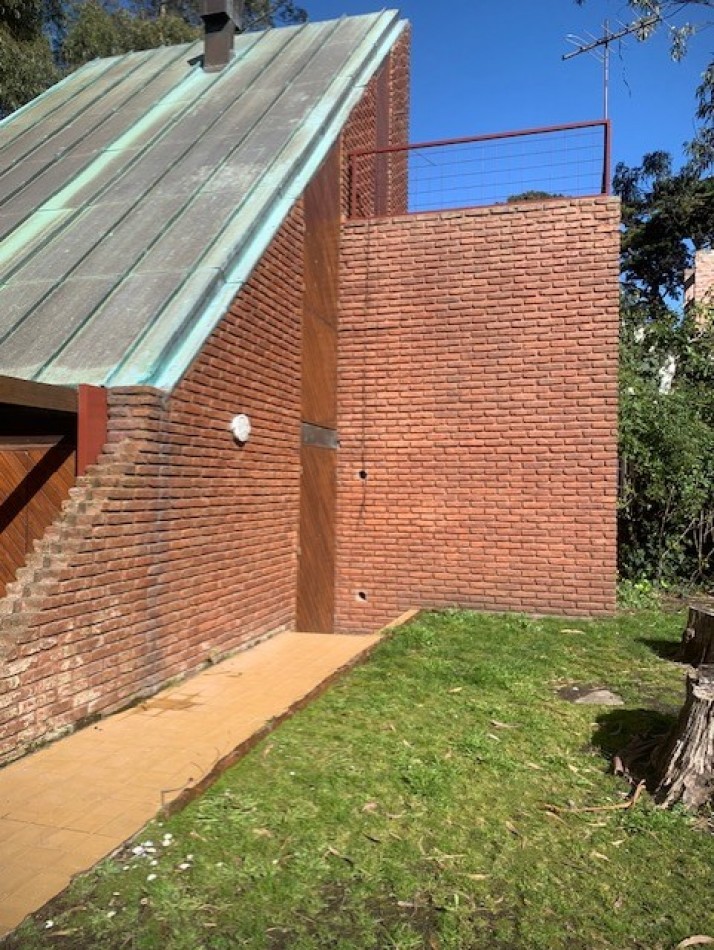 CASA DE LADRILLOS C/ 3 HAB Y PARQUE