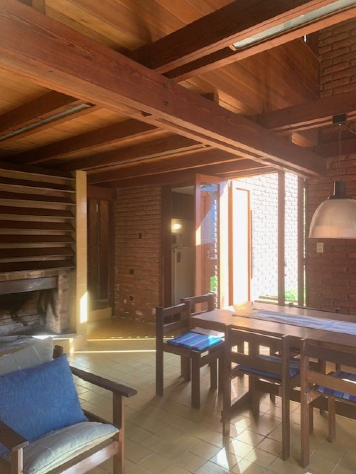 CASA DE LADRILLOS C/ 3 HAB Y PARQUE