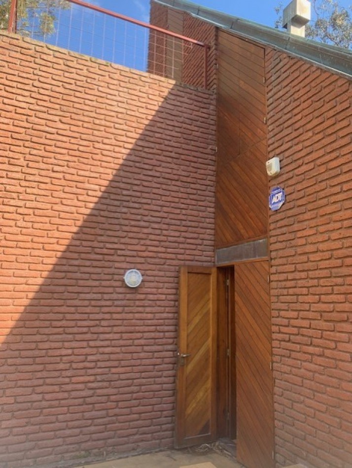 CASA DE LADRILLOS C/ 3 HAB Y PARQUE