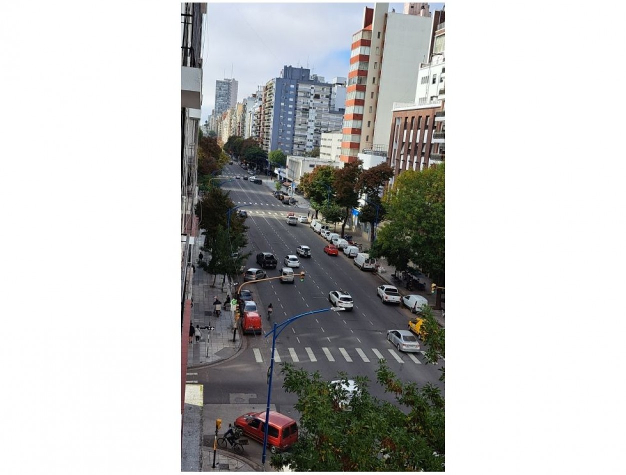 Departamento de 1 amb a la calle con balcon saliente