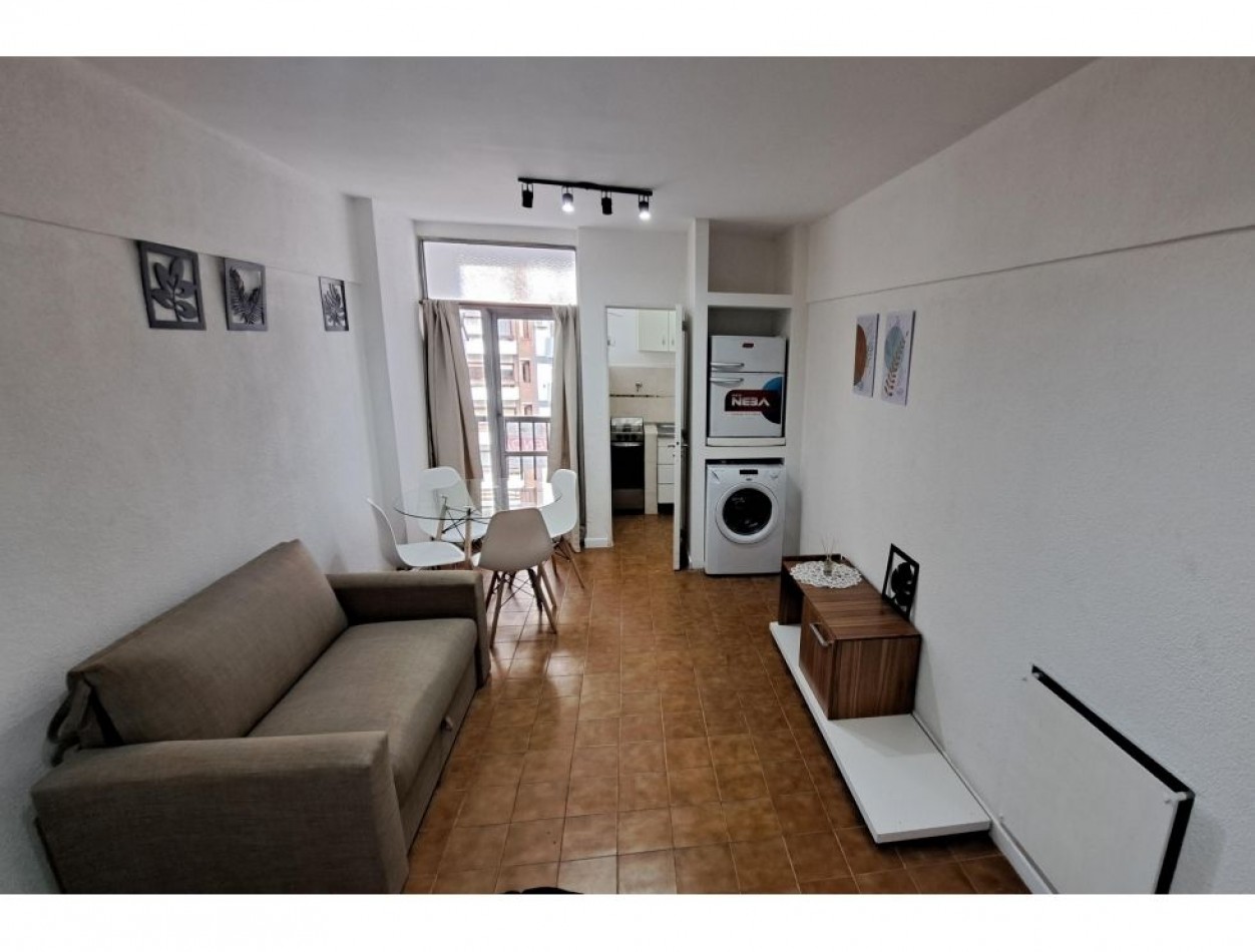 Departamento de 1 amb a la calle con balcon saliente
