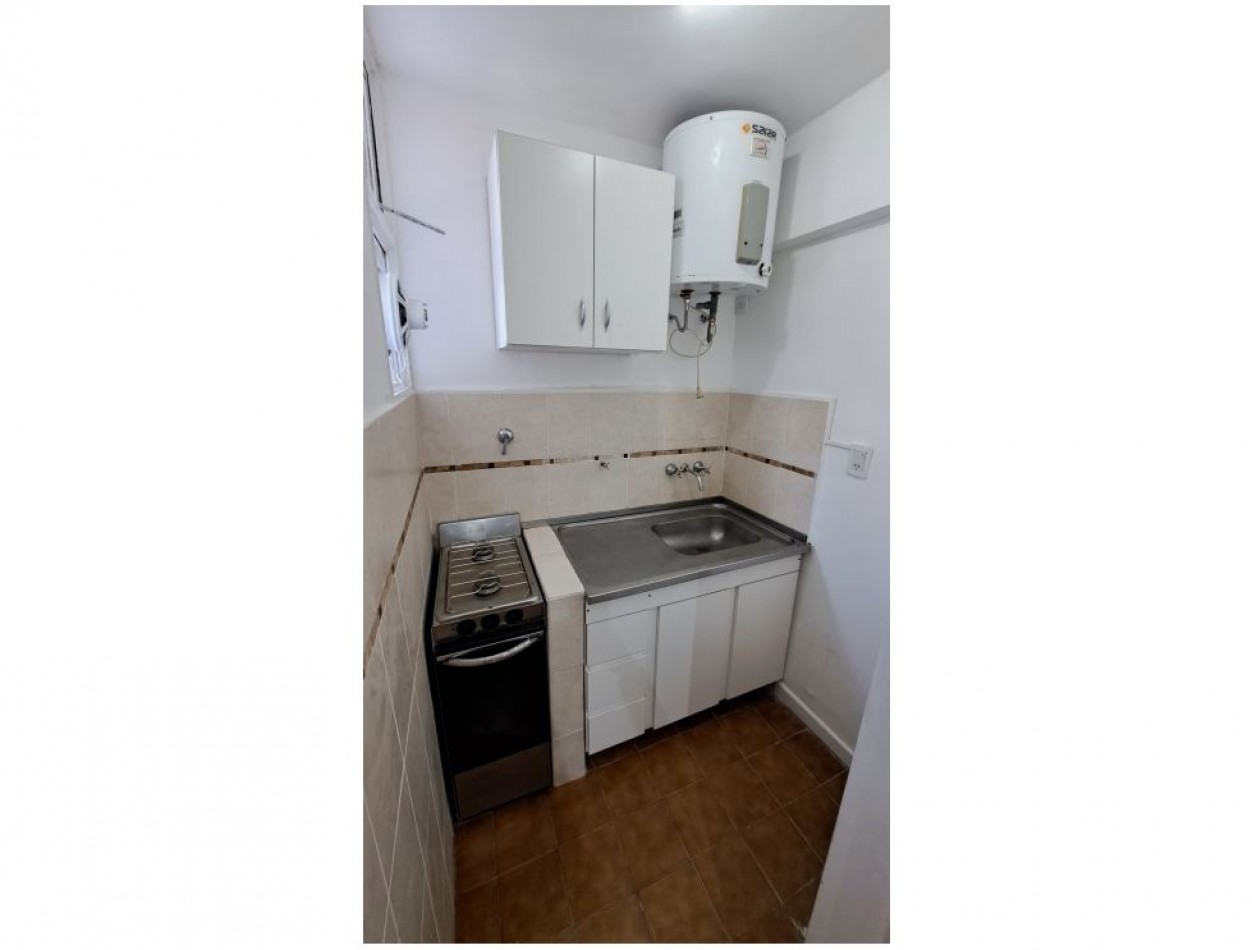 Departamento de 1 amb a la calle con balcon saliente