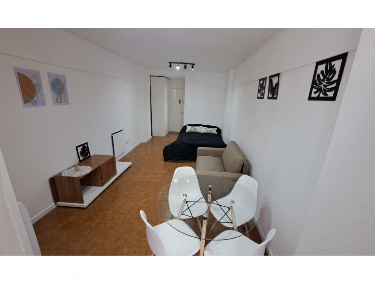 Departamento de 1 amb a la calle con balcon saliente