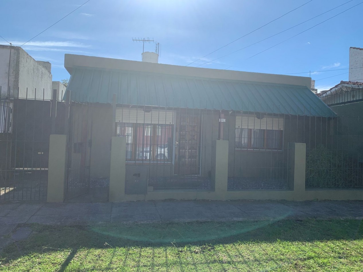 CASA DE 3 AMB. CON AMPLIO GALPON COCHERA