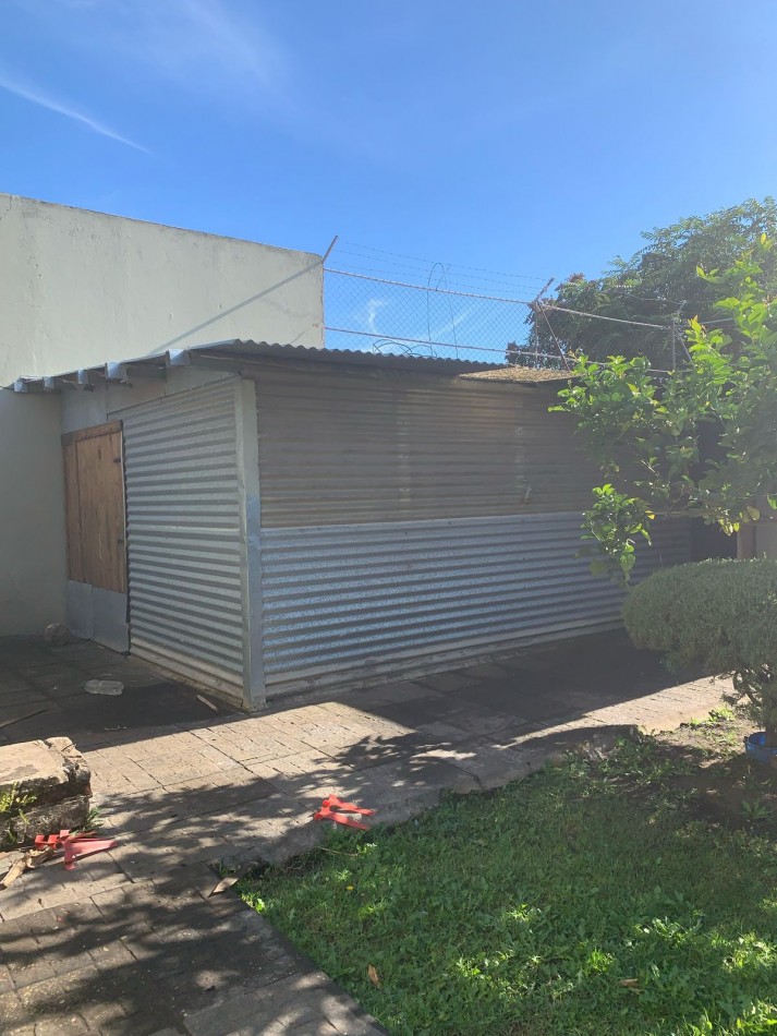 CASA DE 3 AMB. CON AMPLIO GALPON COCHERA