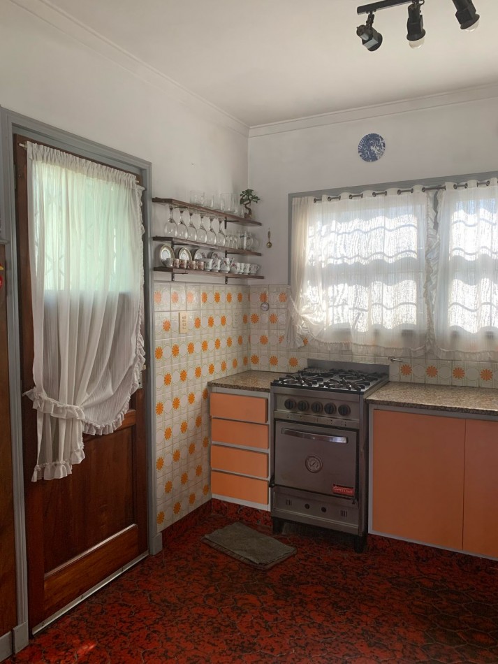 CASA DE 3 AMB. CON AMPLIO GALPON COCHERA
