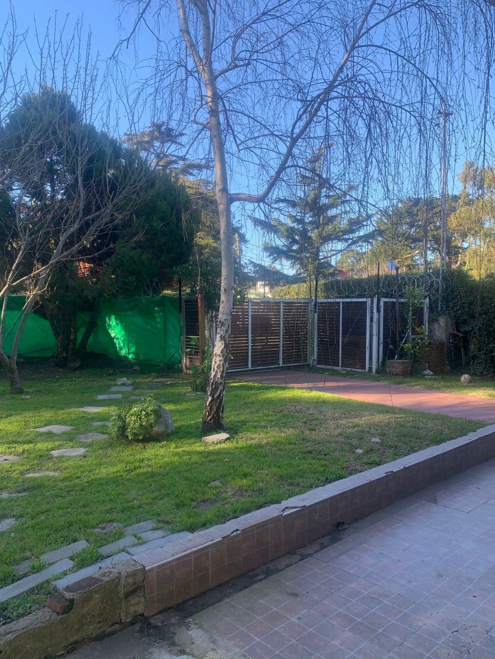 IMPORTANTE CASA  RECICLADA  DE 6 AMBIENTES CON HAB ITACION Y BAÑO DE SERVICIO-BOSQUE PERALTA RAMOS 