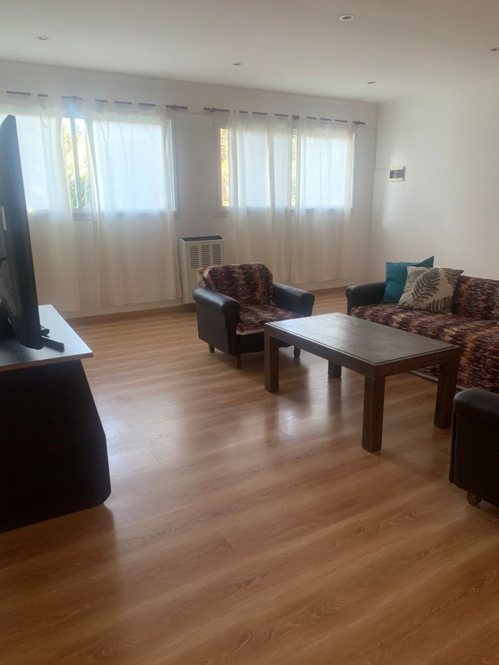 IMPORTANTE CASA  RECICLADA  DE 6 AMBIENTES CON HAB ITACION Y BAÑO DE SERVICIO-BOSQUE PERALTA RAMOS 