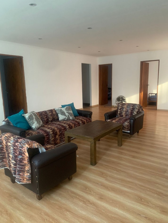 IMPORTANTE CASA  RECICLADA  DE 6 AMBIENTES CON HAB ITACION Y BAÑO DE SERVICIO-BOSQUE PERALTA RAMOS 