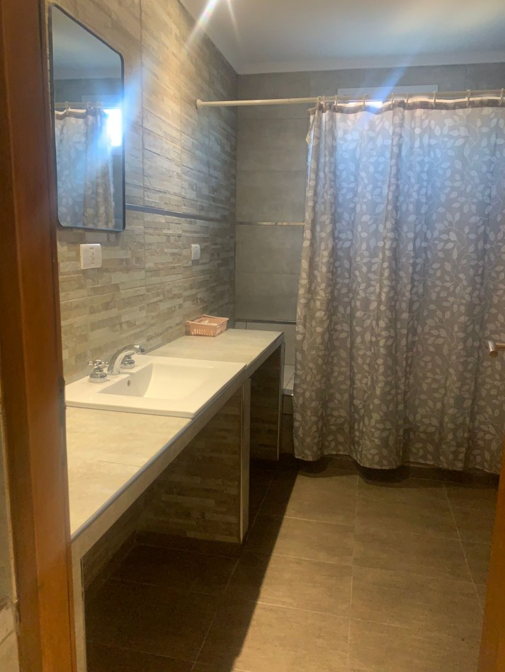 IMPORTANTE CASA  RECICLADA  DE 6 AMBIENTES CON HAB ITACION Y BAÑO DE SERVICIO-BOSQUE PERALTA RAMOS 