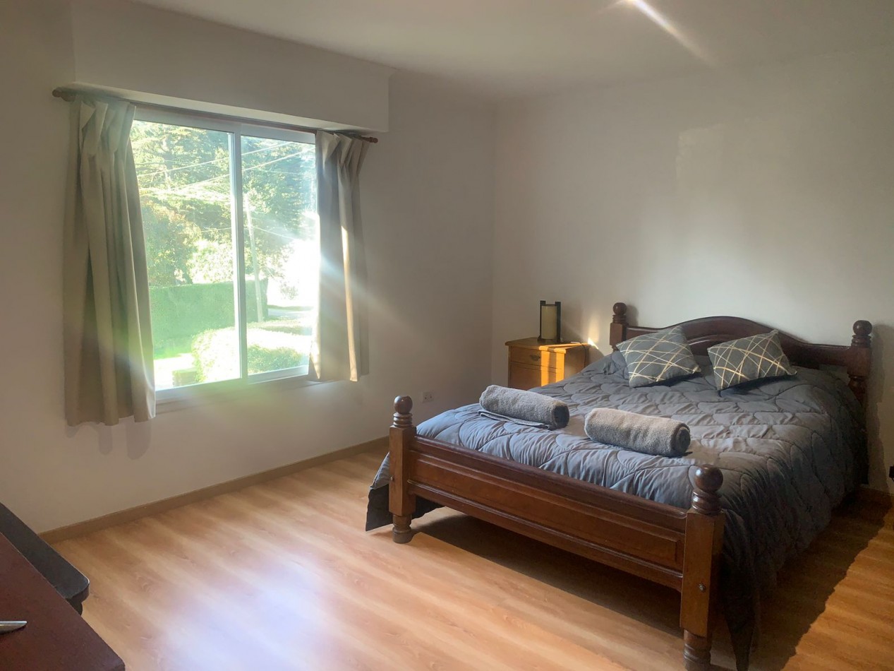 IMPORTANTE CASA  RECICLADA  DE 6 AMBIENTES CON HAB ITACION Y BAÑO DE SERVICIO-BOSQUE PERALTA RAMOS 