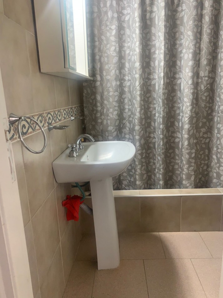IMPORTANTE CASA  RECICLADA  DE 6 AMBIENTES CON HAB ITACION Y BAÑO DE SERVICIO-BOSQUE PERALTA RAMOS 