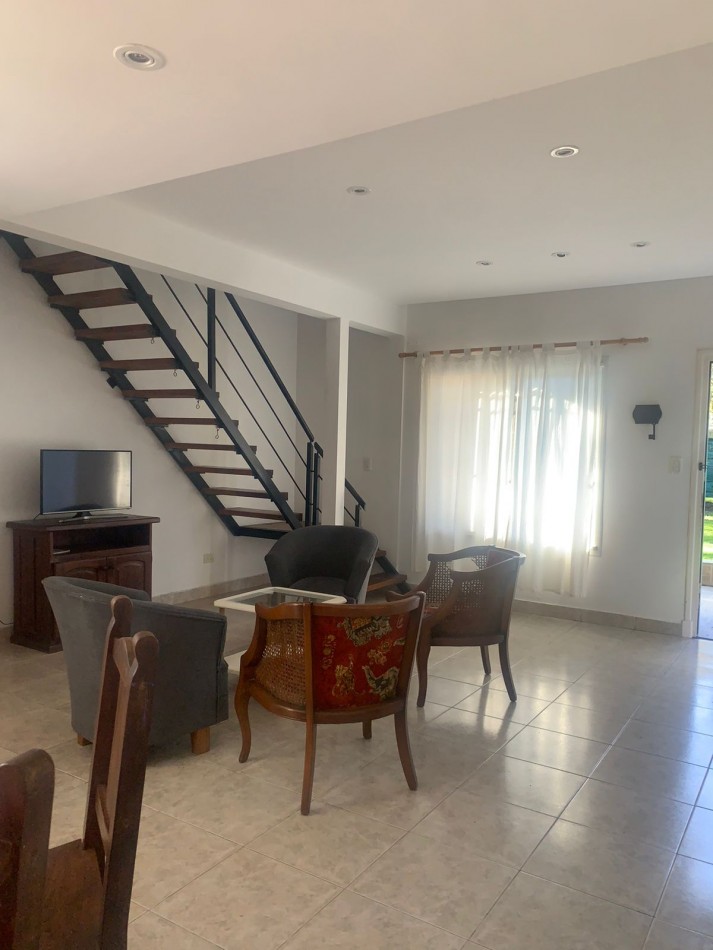 IMPORTANTE CASA  RECICLADA  DE 6 AMBIENTES CON HAB ITACION Y BAÑO DE SERVICIO-BOSQUE PERALTA RAMOS 