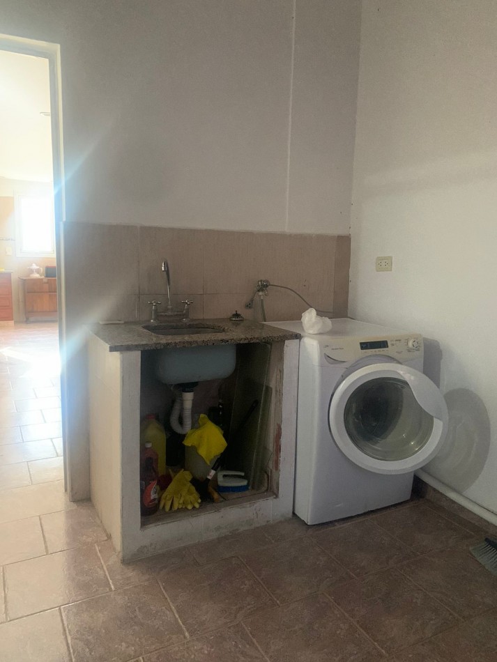 IMPORTANTE CASA  RECICLADA  DE 6 AMBIENTES CON HAB ITACION Y BAÑO DE SERVICIO-BOSQUE PERALTA RAMOS 