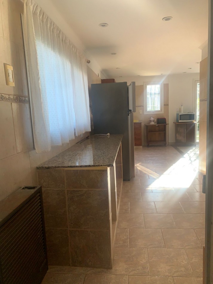 IMPORTANTE CASA  RECICLADA  DE 6 AMBIENTES CON HAB ITACION Y BAÑO DE SERVICIO-BOSQUE PERALTA RAMOS 