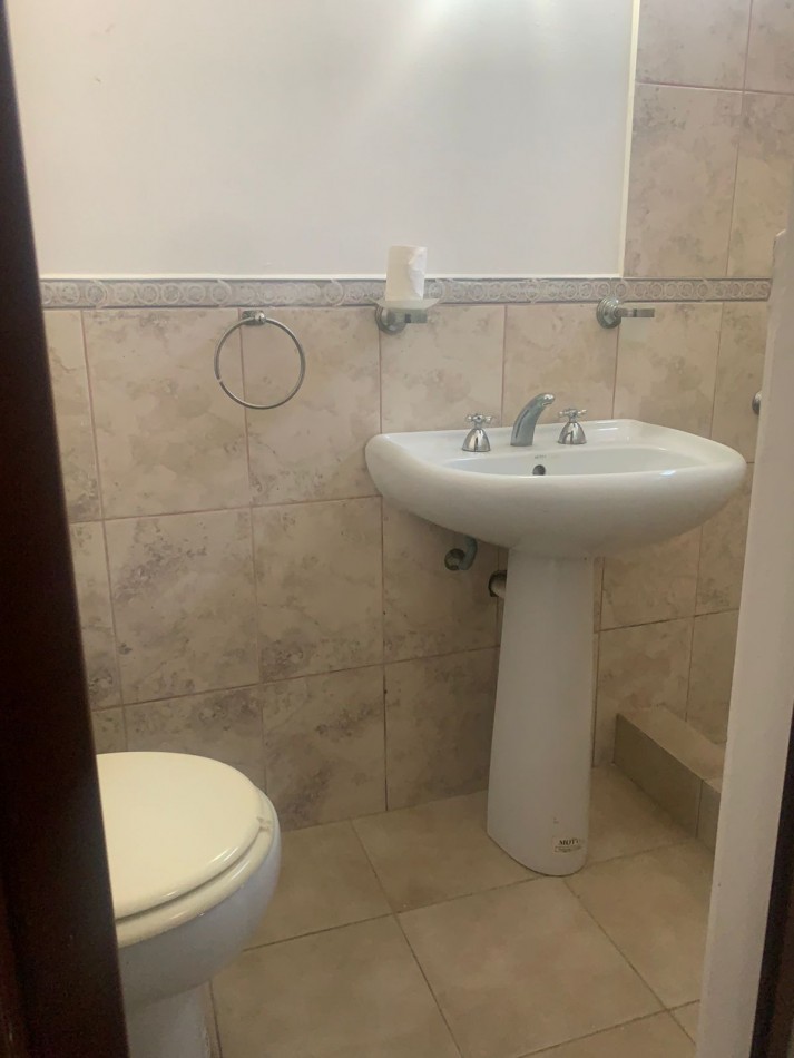 IMPORTANTE CASA  RECICLADA  DE 6 AMBIENTES CON HAB ITACION Y BAÑO DE SERVICIO-BOSQUE PERALTA RAMOS 