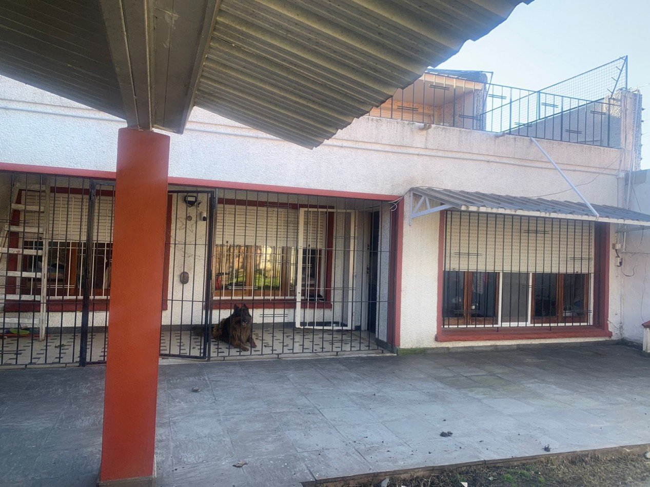 EN BLOQUE DOS CASAS DE 5 AMB Y 3 AMB - A 400 METROS DEL MAR  - MUY  BUEN ESTADO ORIGINAL. -PUNTA MOGOTES 