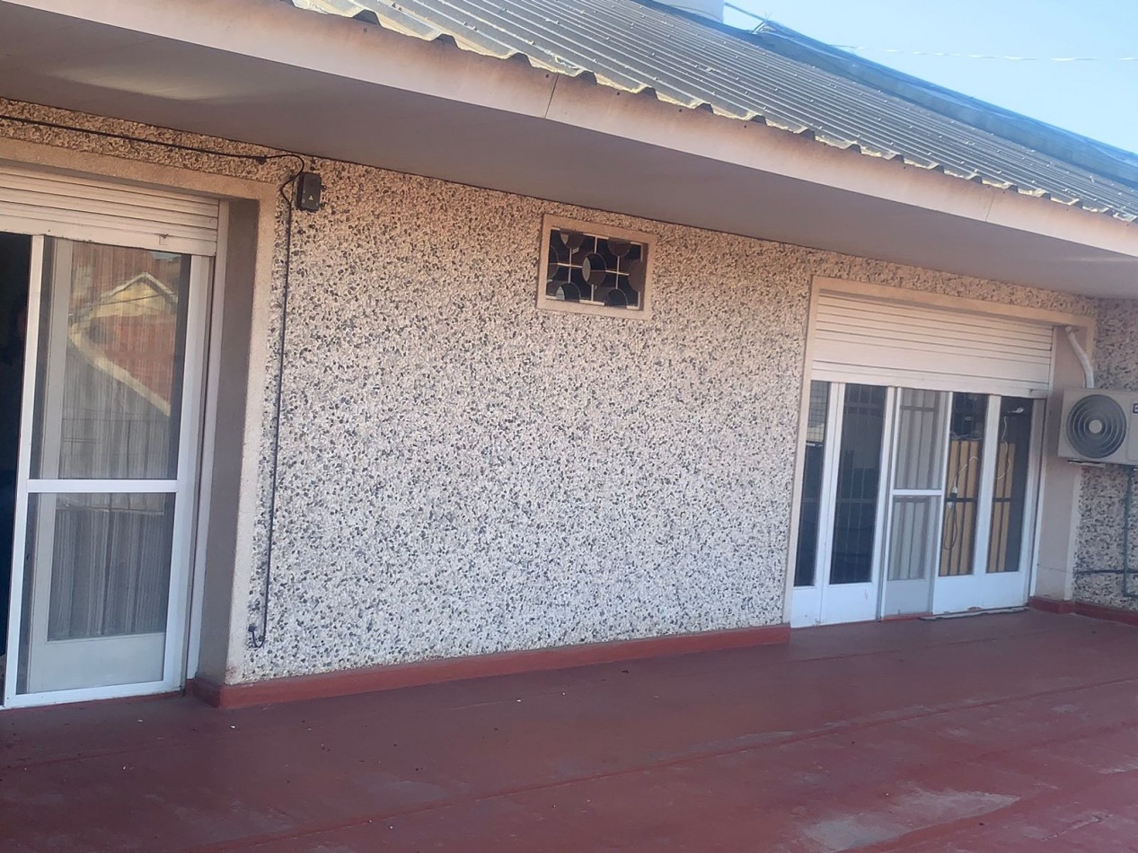 EN BLOQUE DOS CASAS DE 5 AMB Y 3 AMB - A 400 METROS DEL MAR  - MUY  BUEN ESTADO ORIGINAL. -PUNTA MOGOTES 