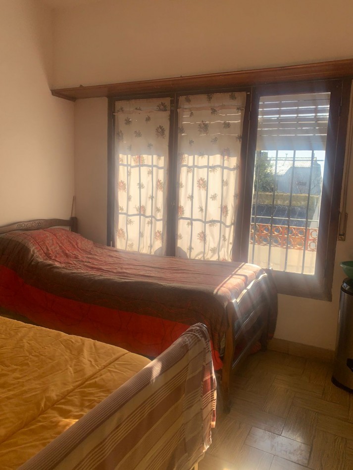 EN BLOQUE DOS CASAS DE 5 AMB Y 3 AMB - A 400 METROS DEL MAR  - MUY  BUEN ESTADO ORIGINAL. -PUNTA MOGOTES 