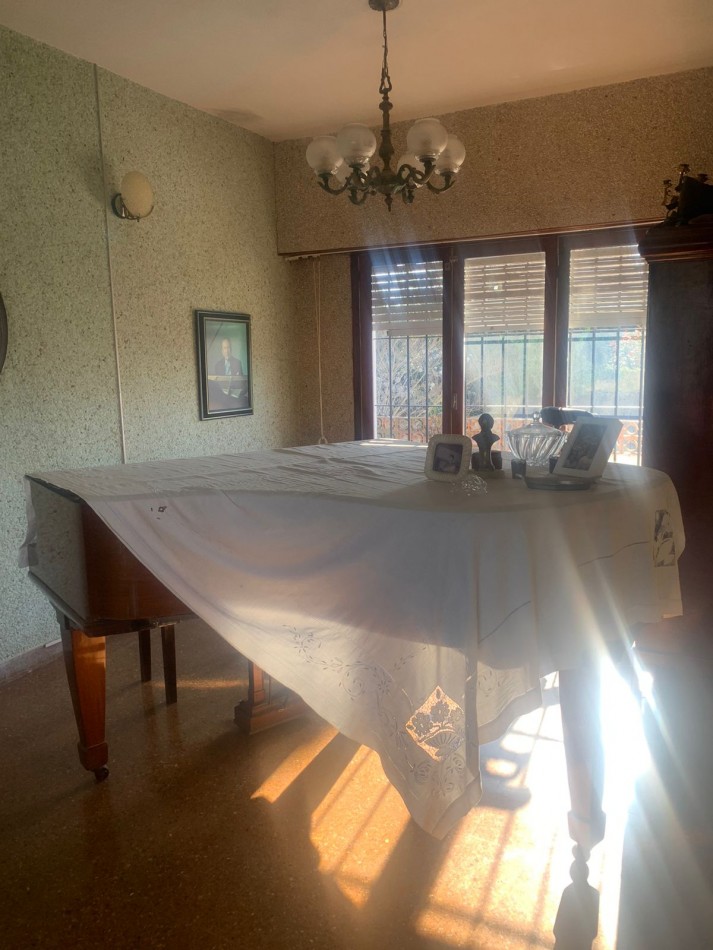 EN BLOQUE DOS CASAS DE 5 AMB Y 3 AMB - A 400 METROS DEL MAR  - MUY  BUEN ESTADO ORIGINAL. -PUNTA MOGOTES 