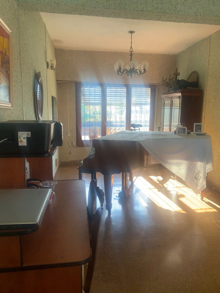 EN BLOQUE DOS CASAS DE 5 AMB Y 3 AMB - A 400 METROS DEL MAR  - MUY  BUEN ESTADO ORIGINAL. -PUNTA MOGOTES 