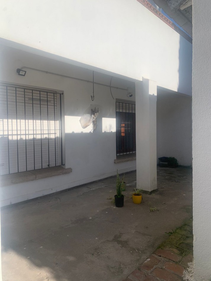 EN BLOQUE DOS CASAS DE 5 AMB Y 3 AMB - A 400 METROS DEL MAR  - MUY  BUEN ESTADO ORIGINAL. -PUNTA MOGOTES 