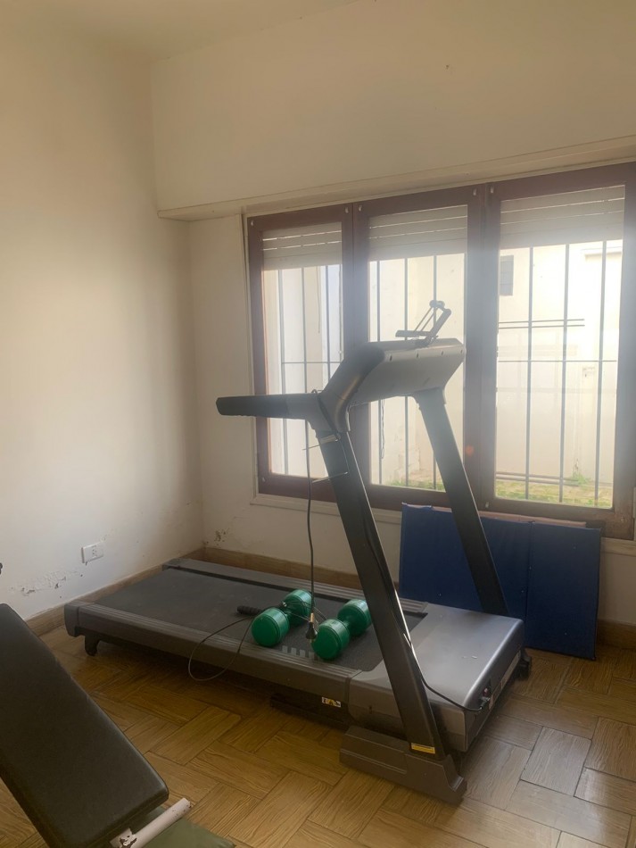 EN BLOQUE DOS CASAS DE 5 AMB Y 3 AMB - A 400 METROS DEL MAR  - MUY  BUEN ESTADO ORIGINAL. -PUNTA MOGOTES 