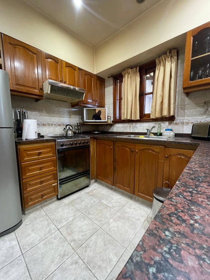 CASA 3 DORMITORIOS-COCHERA DOBLE-PARRILLA-todos los servicios  