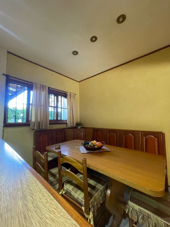 CASA 3 DORMITORIOS-COCHERA DOBLE-PARRILLA-todos los servicios  