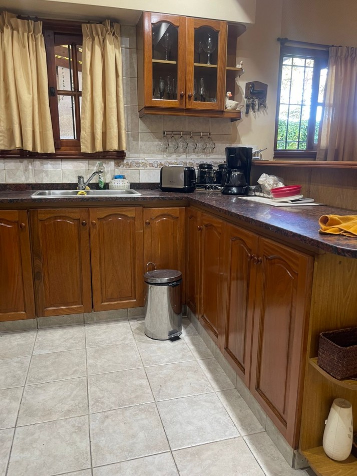 CASA 3 DORMITORIOS-COCHERA DOBLE-PARRILLA-todos los servicios  