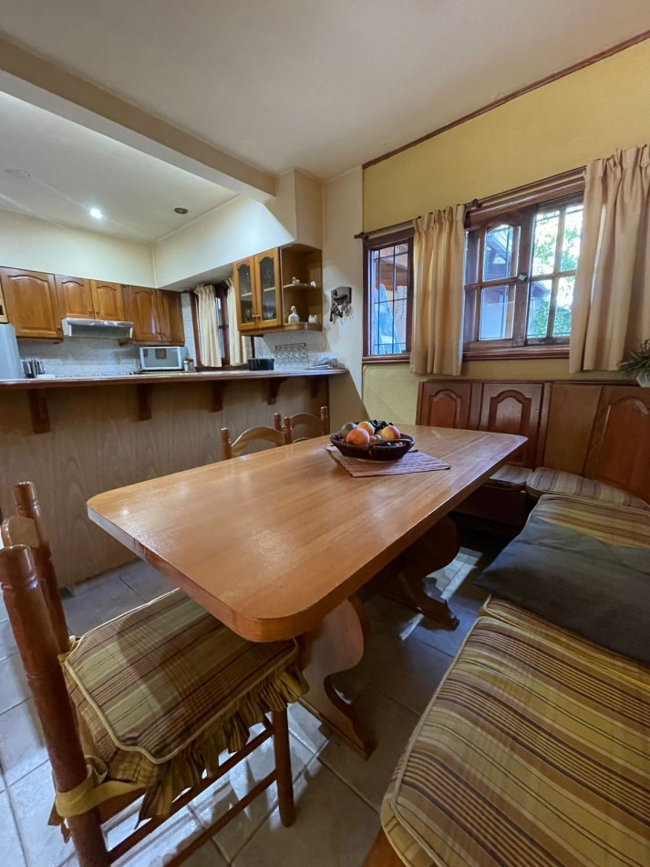 CASA 3 DORMITORIOS-COCHERA DOBLE-PARRILLA-todos los servicios  