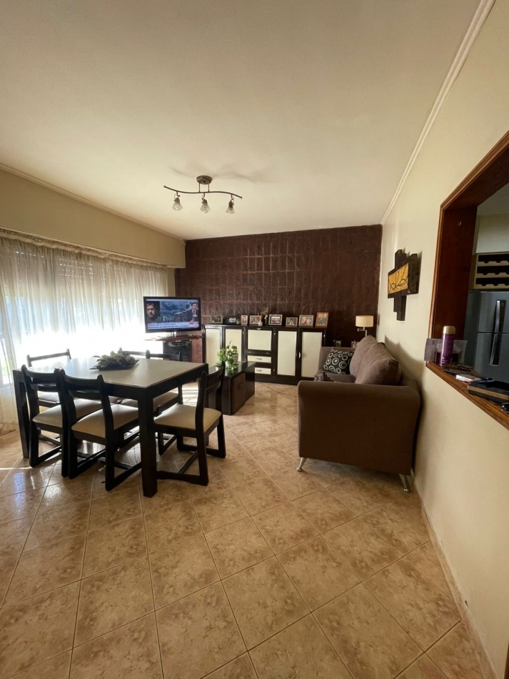 CASA 3 DORMITORIOS-COCHERA DOBLE-PARRILLA-todos los servicios  