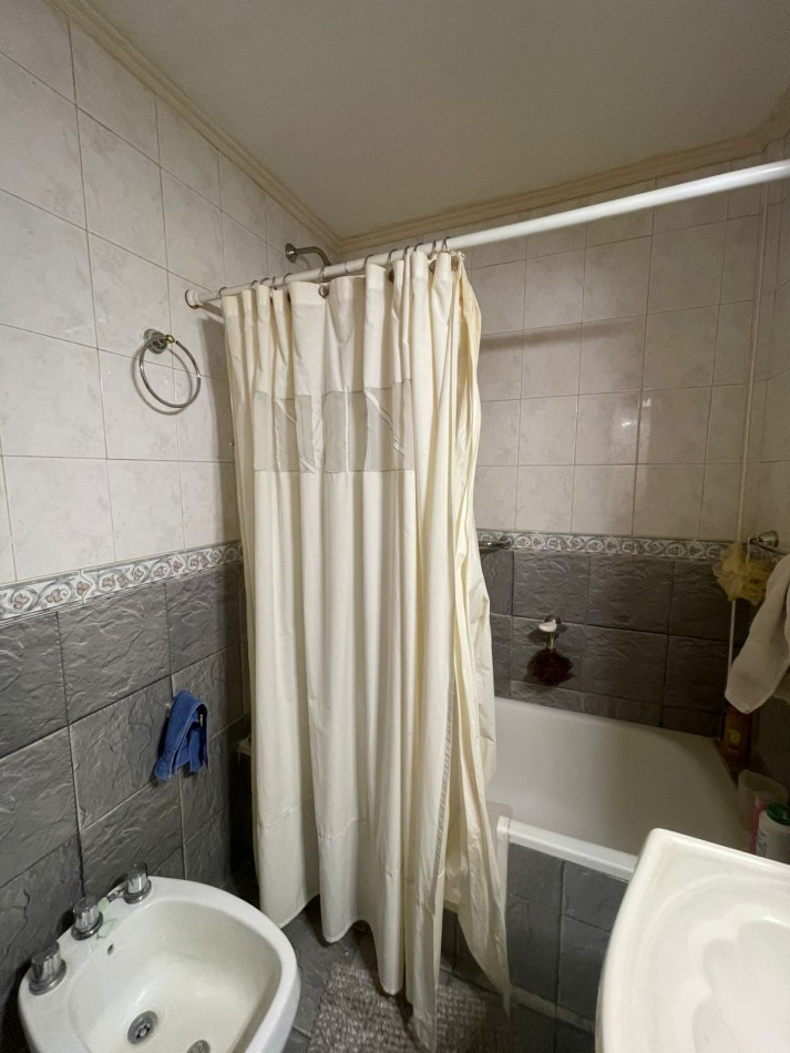 CASA 3 DORMITORIOS-COCHERA DOBLE-PARRILLA-todos los servicios  