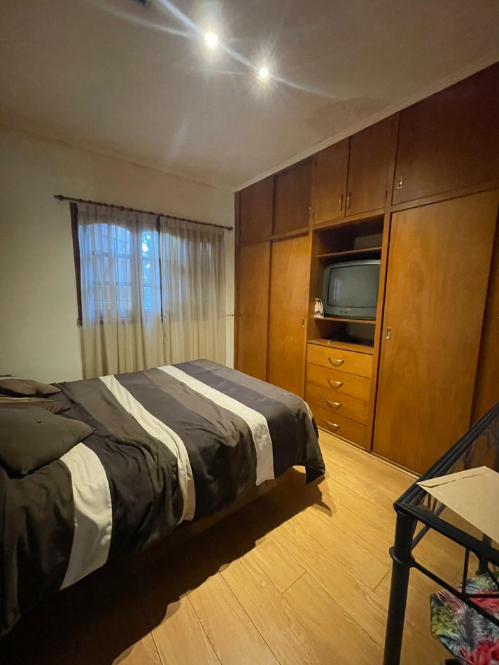 CASA 3 DORMITORIOS-COCHERA DOBLE-PARRILLA-todos los servicios  