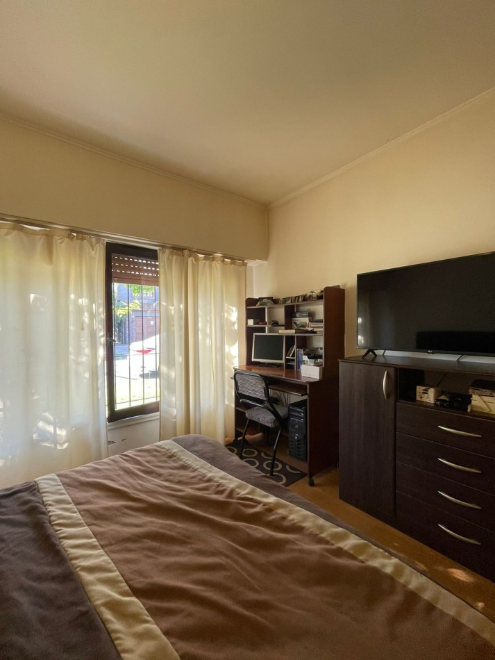 CASA 3 DORMITORIOS-COCHERA DOBLE-PARRILLA-todos los servicios  