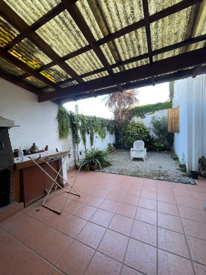 CASA 3 DORMITORIOS-COCHERA DOBLE-PARRILLA-todos los servicios  
