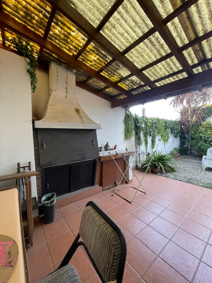 CASA 3 DORMITORIOS-COCHERA DOBLE-PARRILLA-todos los servicios  