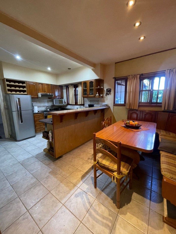 CASA 3 DORMITORIOS-COCHERA DOBLE-PARRILLA-todos los servicios  