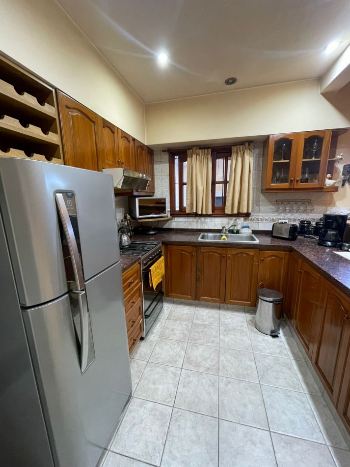 CASA 3 DORMITORIOS-COCHERA DOBLE-PARRILLA-todos los servicios  