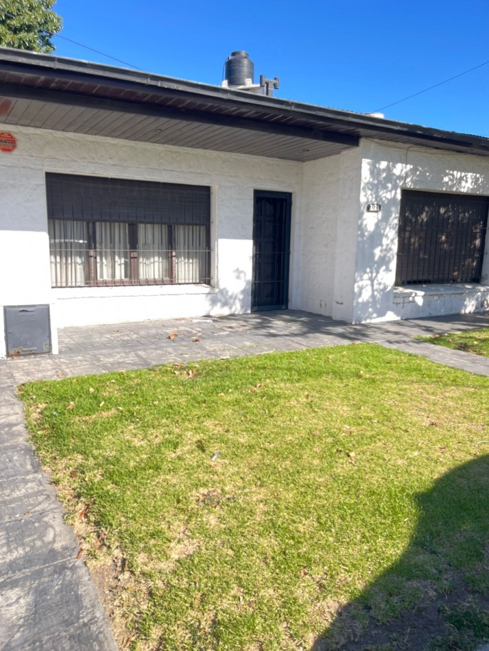 CASA 3 DORMITORIOS-COCHERA DOBLE-PARRILLA-todos los servicios  