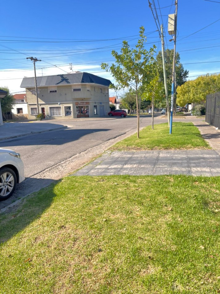 CASA 3 DORMITORIOS-COCHERA DOBLE-PARRILLA-todos los servicios  