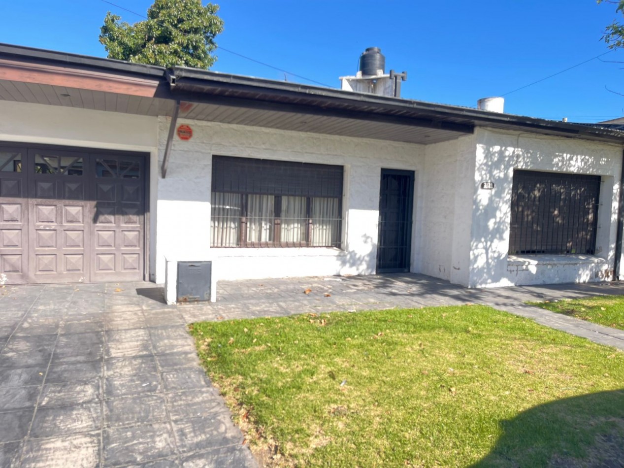 CASA 3 DORMITORIOS-COCHERA DOBLE-PARRILLA-todos los servicios  
