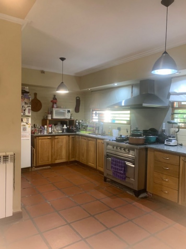 IMPORTANTE CASA SOBRE 3 LOTES -INMEJORABLE UBICACION
