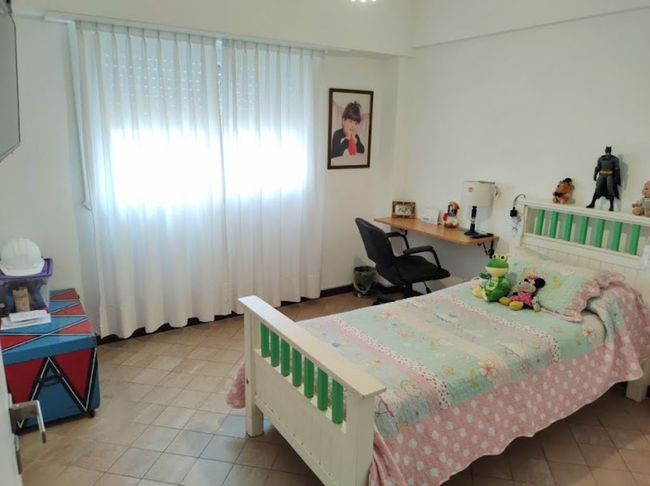 DEPARTAMENTO DE 4 AMBIENTES CON DEPENDENCIA Y CON COCHERA- LA PERLA
