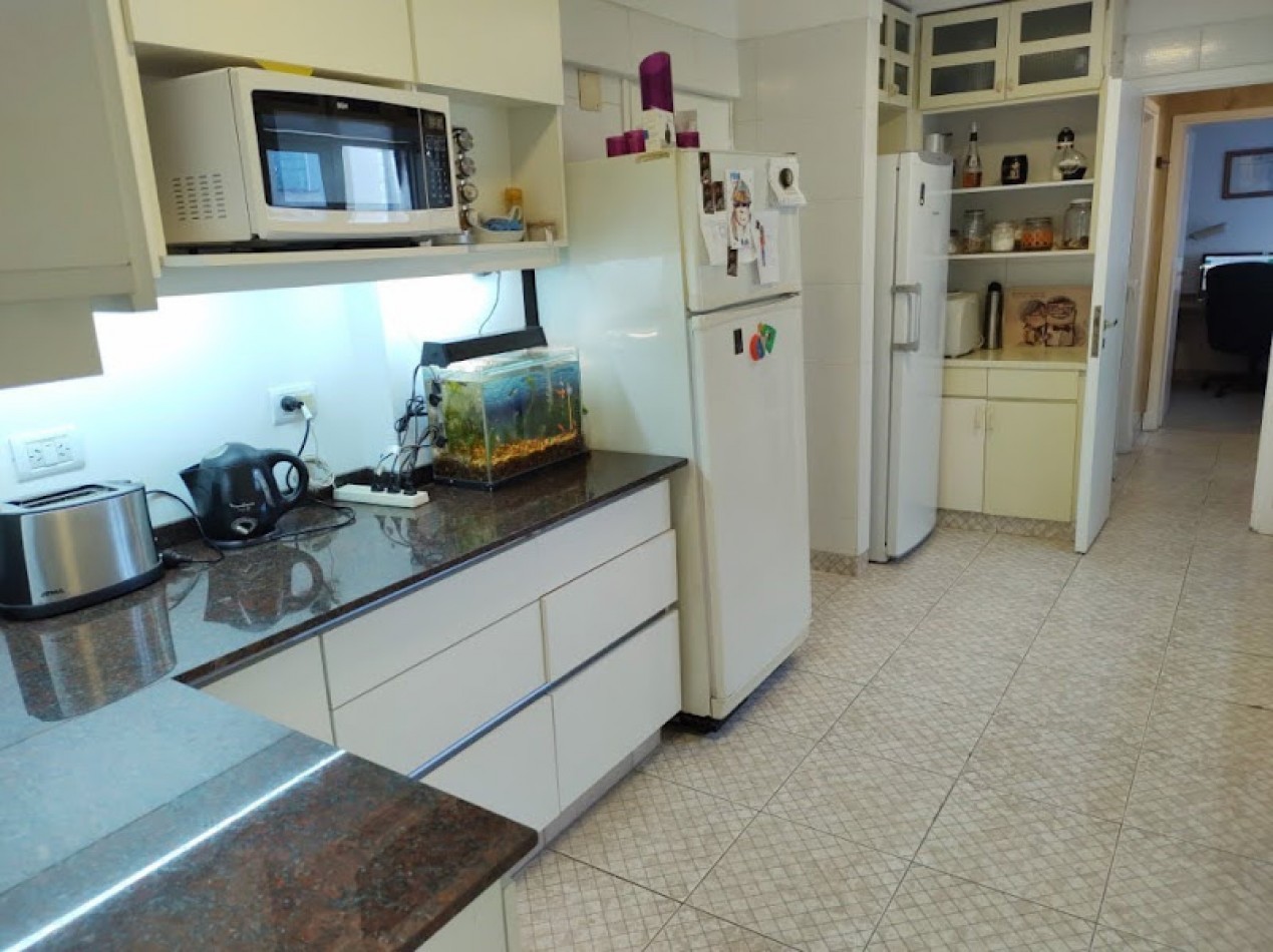 DEPARTAMENTO DE 4 AMBIENTES CON DEPENDENCIA Y CON COCHERA- LA PERLA