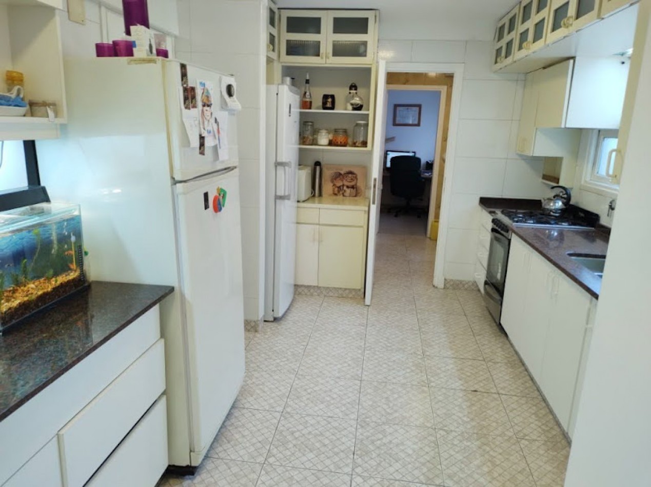 DEPARTAMENTO DE 4 AMBIENTES CON DEPENDENCIA Y CON COCHERA- LA PERLA