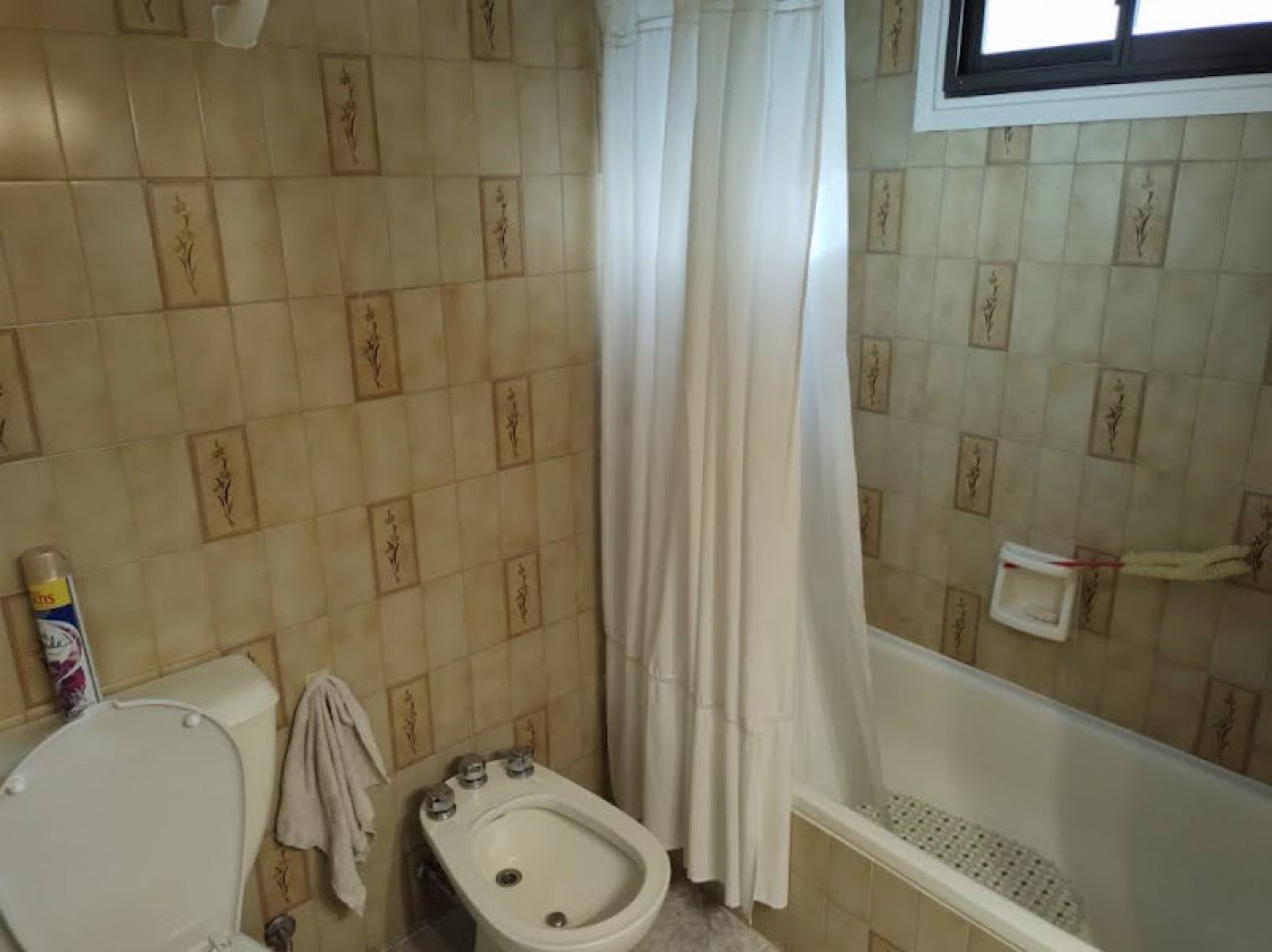 DEPARTAMENTO DE 4 AMBIENTES CON DEPENDENCIA Y CON COCHERA- LA PERLA