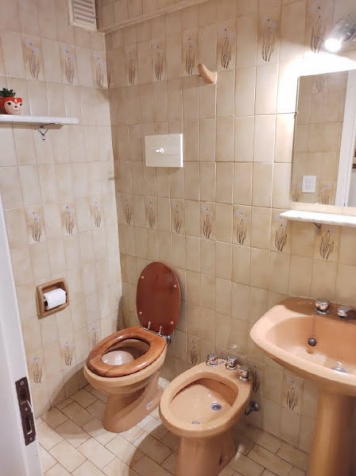 DEPARTAMENTO DE 4 AMBIENTES CON DEPENDENCIA Y CON COCHERA- LA PERLA