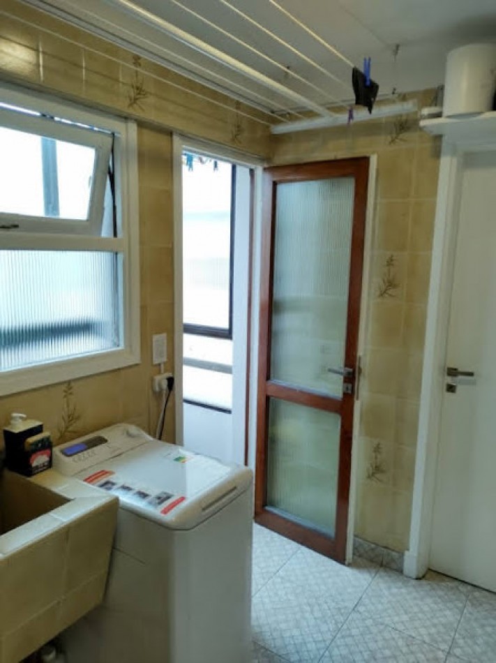 DEPARTAMENTO DE 4 AMBIENTES CON DEPENDENCIA Y CON COCHERA- LA PERLA